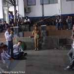 Padangpanjang, 28 Oktober 2024 – Dalam rangka pelaksanaan Program Projek Penguatan Profil Pelajar Pancasila (P5), SMAN 1 Kota Padangpanjang mengadakan kunjungan edukatif ke Jurusan Seni Karawitan. Kegiatan ini bertujuan untuk mengenalkan peserta didik pada kekayaan musik tradisional Nusantara serta memperluas wawasan mereka dalam bidang seni budaya. Kunjungan ini dilaksanakan pada Senin, 28 Oktober 2024, dengan disambut secara langsung oleh Ketua Jurusan Seni Karawitan, Dr. Asep Saepul Haris, S.Sn., M.Sn. Dalam sambutannya, beliau menyampaikan apresiasi yang tinggi atas dipilihnya Jurusan Seni Karawitan sebagai tempat pelaksanaan Program P5. Beliau menekankan bahwa program ini merupakan langkah positif dalam melestarikan seni musik tradisional sekaligus memperkenalkan generasi muda kepada warisan budaya bangsa yang kaya dan beragam.