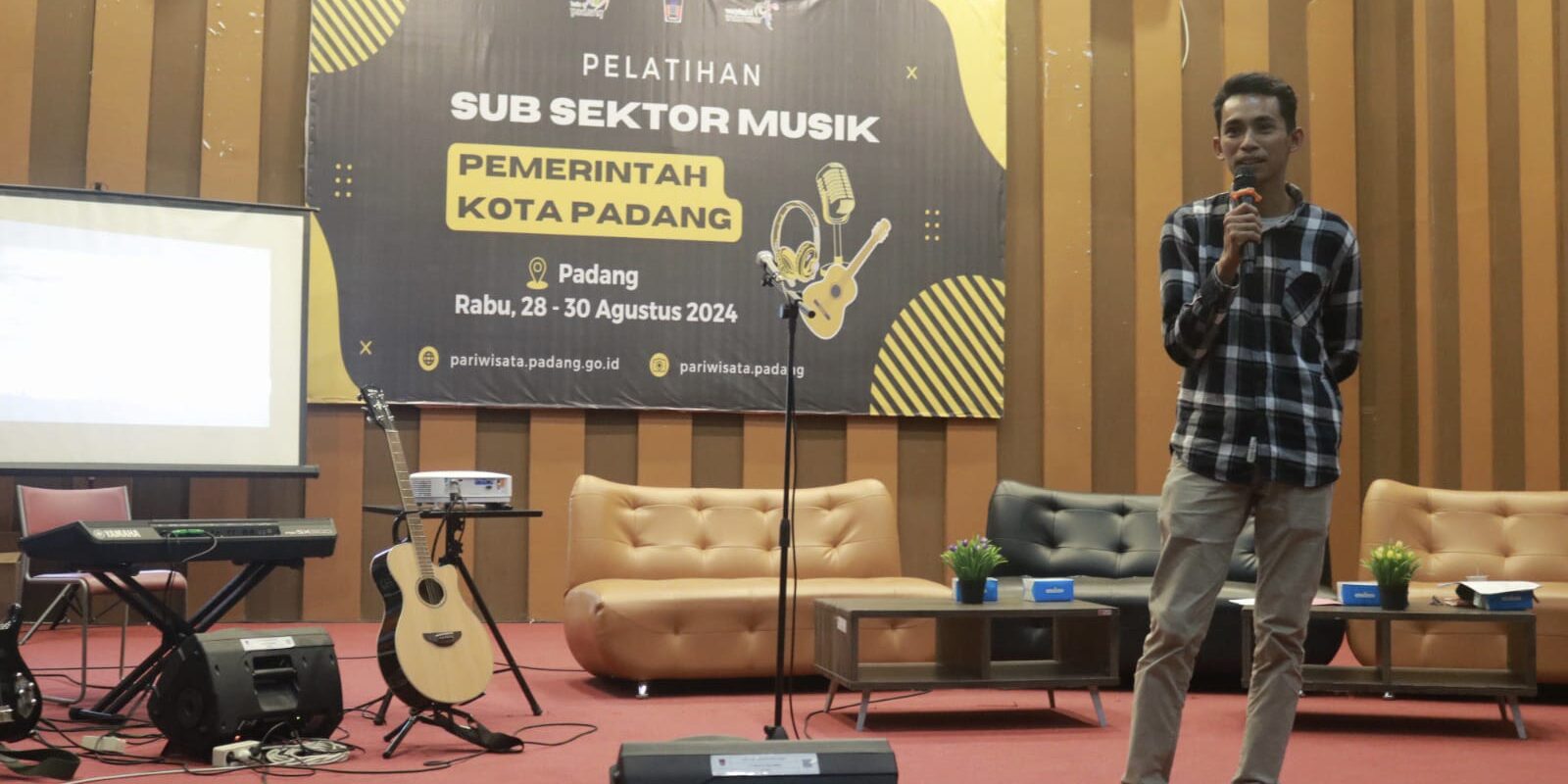 Mengharmonikan Tradisi dan Industri: Jhori Andela Dorong Kebangkitan Musik Tradisional di Kota Padang By pemusik / 30-August-2024 Kegiatan Pelatihan Sub Sektor Musik oleh Dinas Pariwisata Kota Padang Pada akhir bulan Agustus 2024, Dinas Pariwisata Kota Padang mengadakan sebuah kegiatan penting yang bertujuan untuk mengembangkan sektor musik di kota ini. Kegiatan yang diberi tajuk Pelatihan Sub Sektor Musik ini berlangsung selama tiga hari, dari tanggal 28 hingga 30 Agustus 2024, dan dihadiri oleh berbagai elemen penting dalam dunia musik. Berlokasi di Gedung Mini Theater Bagindo Aziz Chan Youth Center, pelatihan ini menarik perhatian banyak komunitas musik, grup band, komunitas musik dari berbagai kampus, serta para praktisi seni dan budaya dari Kota Padang dan sekitarnya.