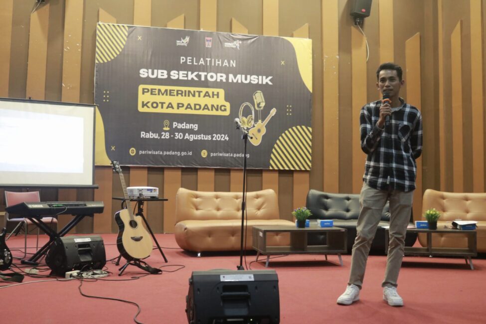 Mengharmonikan Tradisi dan Industri: Jhori Andela Dorong Kebangkitan Musik Tradisional di Kota Padang By pemusik / 30-August-2024 Kegiatan Pelatihan Sub Sektor Musik oleh Dinas Pariwisata Kota Padang Pada akhir bulan Agustus 2024, Dinas Pariwisata Kota Padang mengadakan sebuah kegiatan penting yang bertujuan untuk mengembangkan sektor musik di kota ini. Kegiatan yang diberi tajuk Pelatihan Sub Sektor Musik ini berlangsung selama tiga hari, dari tanggal 28 hingga 30 Agustus 2024, dan dihadiri oleh berbagai elemen penting dalam dunia musik. Berlokasi di Gedung Mini Theater Bagindo Aziz Chan Youth Center, pelatihan ini menarik perhatian banyak komunitas musik, grup band, komunitas musik dari berbagai kampus, serta para praktisi seni dan budaya dari Kota Padang dan sekitarnya.