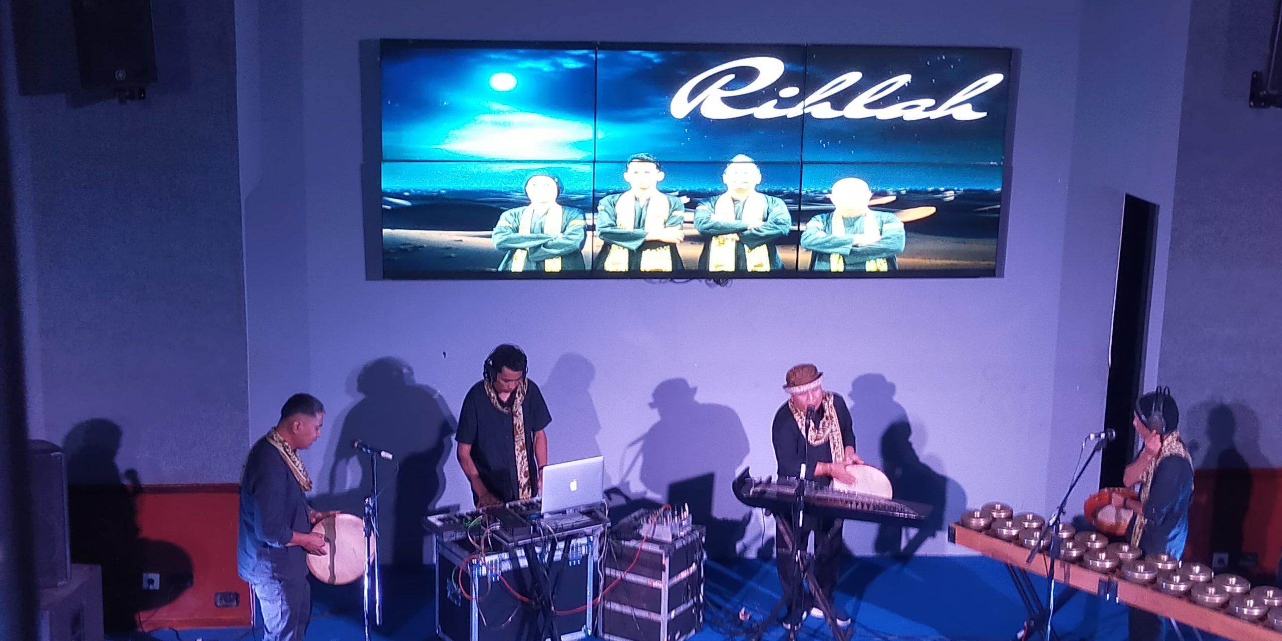 WhatsApp Image 2024-11-10 at 00.50.50 Dari empat karya yang ditampilkan, musik karawitan kontemporer berjudul “Rihlah” karya Jhori Andela menjadi salah satu sorotan utama. Karya ini merupakan interpretasi ulang dari lagu “Alaihi,” bagian dari kesenian tradisional dikia rabano khas Lintau Buo, Kabupaten Tanah Datar. Dengan pendekatan kontemporer yang memadukan unsur karawitan tradisional dan ornamentasi musik digital, “Rihlah” berhasil memukau penonton, membawa mereka ke dalam perjalanan musikal yang mendalam dan penuh makna.