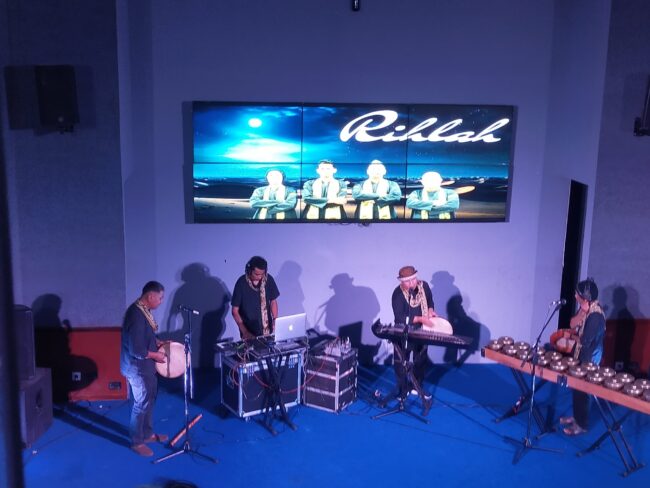 WhatsApp Image 2024-11-10 at 00.50.50 Dari empat karya yang ditampilkan, musik karawitan kontemporer berjudul “Rihlah” karya Jhori Andela menjadi salah satu sorotan utama. Karya ini merupakan interpretasi ulang dari lagu “Alaihi,” bagian dari kesenian tradisional dikia rabano khas Lintau Buo, Kabupaten Tanah Datar. Dengan pendekatan kontemporer yang memadukan unsur karawitan tradisional dan ornamentasi musik digital, “Rihlah” berhasil memukau penonton, membawa mereka ke dalam perjalanan musikal yang mendalam dan penuh makna.