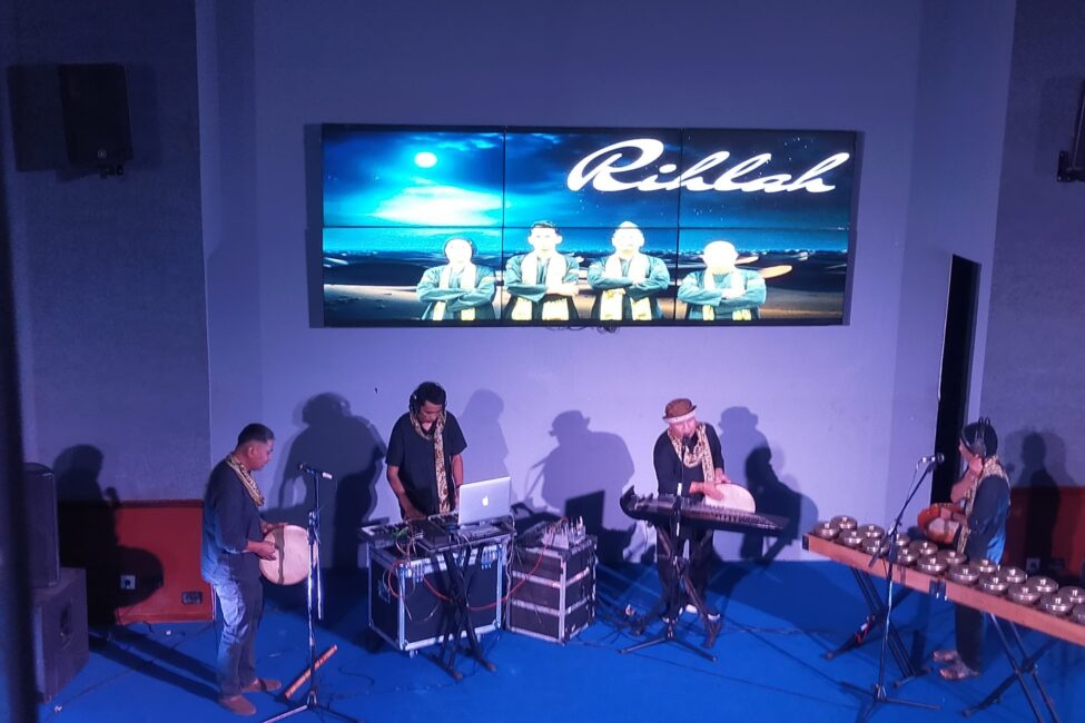 Dari empat karya yang ditampilkan, musik karawitan kontemporer berjudul “Rihlah” karya Jhori Andela menjadi salah satu sorotan utama. Karya ini merupakan interpretasi ulang dari lagu “Alaihi,” bagian dari kesenian tradisional dikia rabano khas Lintau Buo, Kabupaten Tanah Datar. Dengan pendekatan kontemporer yang memadukan unsur karawitan tradisional dan ornamentasi musik digital, “Rihlah” berhasil memukau penonton, membawa mereka ke dalam perjalanan musikal yang mendalam dan penuh makna.