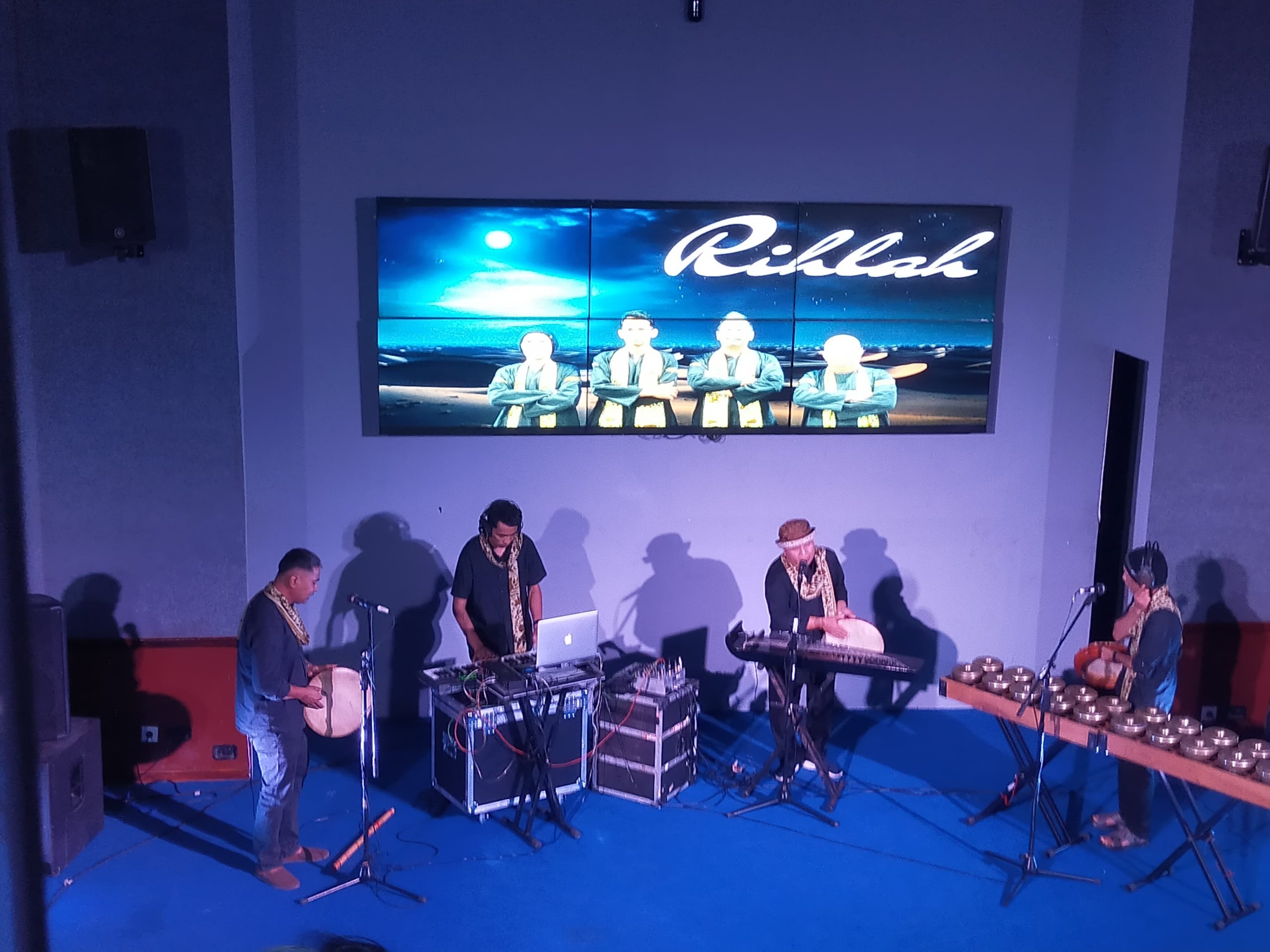 Dari empat karya yang ditampilkan, musik karawitan kontemporer berjudul “Rihlah” karya Jhori Andela menjadi salah satu sorotan utama. Karya ini merupakan interpretasi ulang dari lagu “Alaihi,” bagian dari kesenian tradisional dikia rabano khas Lintau Buo, Kabupaten Tanah Datar. Dengan pendekatan kontemporer yang memadukan unsur karawitan tradisional dan ornamentasi musik digital, “Rihlah” berhasil memukau penonton, membawa mereka ke dalam perjalanan musikal yang mendalam dan penuh makna.