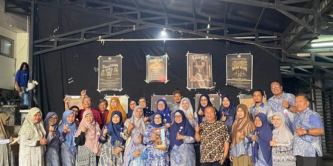 Padangpanjang, Kamis 12 Oktober 2023 – Suasana meriah dan penuh apresiasi memenuhi panggung Seni Karawitan ketika siswa dan guru SMPN 7 Kota Pariaman memberikan tepukan tangan yang hangat untuk dua karya mahasiswa yang dipentaskan. Pertunjukan ini adalah bagian dari kunjungan seni budaya yang telah dijadwalkan oleh SMPN 7 Kota Pariaman ke Program Studi Seni Karawitan di Fakultas Seni Pertunjukkan ISI Padangpanjang. Di bawah pengawasan Guru Seni Budaya, Ginef Riadi, S.Sn, kunjungan ini bertujuan untuk meningkatkan pemahaman siswa tentang nilai-nilai seni budaya, khususnya dalam konteks musik nusantara. Pertunjukan komposisi musik yang memukau ini mendapatkan panduan yang sangat profesional dari dua mahasiswa Seni Karawitan yang piawai, yaitu Abdul Aziz dan Angelyca Putri Utami. Mereka berhasil mengatur seluruh jalannya acara, mulai dari awal hingga akhir, dengan penuh keahlian, sehingga memberikan pengalaman yang tak terlupakan bagi penonton.