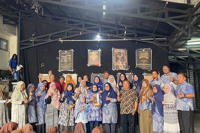 Padangpanjang, Kamis 12 Oktober 2023 – Suasana meriah dan penuh apresiasi memenuhi panggung Seni Karawitan ketika siswa dan guru SMPN 7 Kota Pariaman memberikan tepukan tangan yang hangat untuk dua karya mahasiswa yang dipentaskan. Pertunjukan ini adalah bagian dari kunjungan seni budaya yang telah dijadwalkan oleh SMPN 7 Kota Pariaman ke Program Studi Seni Karawitan di Fakultas Seni Pertunjukkan ISI Padangpanjang. Di bawah pengawasan Guru Seni Budaya, Ginef Riadi, S.Sn, kunjungan ini bertujuan untuk meningkatkan pemahaman siswa tentang nilai-nilai seni budaya, khususnya dalam konteks musik nusantara. Pertunjukan komposisi musik yang memukau ini mendapatkan panduan yang sangat profesional dari dua mahasiswa Seni Karawitan yang piawai, yaitu Abdul Aziz dan Angelyca Putri Utami. Mereka berhasil mengatur seluruh jalannya acara, mulai dari awal hingga akhir, dengan penuh keahlian, sehingga memberikan pengalaman yang tak terlupakan bagi penonton.