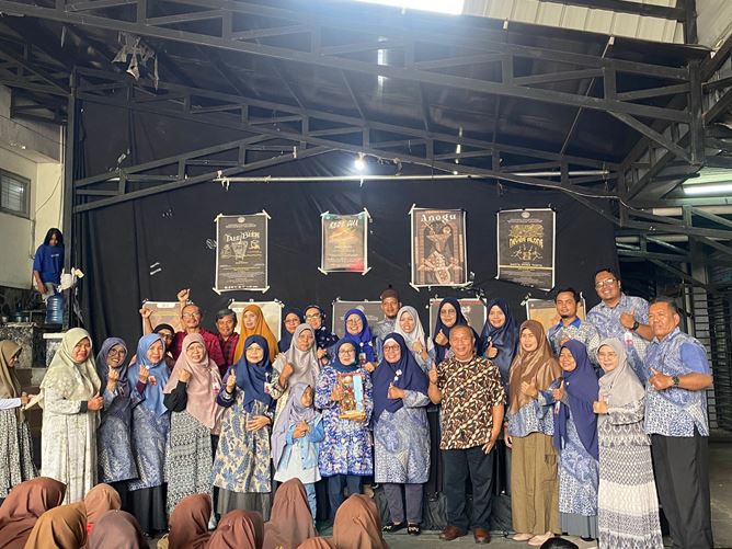 Padangpanjang, Kamis 12 Oktober 2023 – Suasana meriah dan penuh apresiasi memenuhi panggung Seni Karawitan ketika siswa dan guru SMPN 7 Kota Pariaman memberikan tepukan tangan yang hangat untuk dua karya mahasiswa yang dipentaskan. Pertunjukan ini adalah bagian dari kunjungan seni budaya yang telah dijadwalkan oleh SMPN 7 Kota Pariaman ke Program Studi Seni Karawitan di Fakultas Seni Pertunjukkan ISI Padangpanjang. Di bawah pengawasan Guru Seni Budaya, Ginef Riadi, S.Sn, kunjungan ini bertujuan untuk meningkatkan pemahaman siswa tentang nilai-nilai seni budaya, khususnya dalam konteks musik nusantara. Pertunjukan komposisi musik yang memukau ini mendapatkan panduan yang sangat profesional dari dua mahasiswa Seni Karawitan yang piawai, yaitu Abdul Aziz dan Angelyca Putri Utami. Mereka berhasil mengatur seluruh jalannya acara, mulai dari awal hingga akhir, dengan penuh keahlian, sehingga memberikan pengalaman yang tak terlupakan bagi penonton.