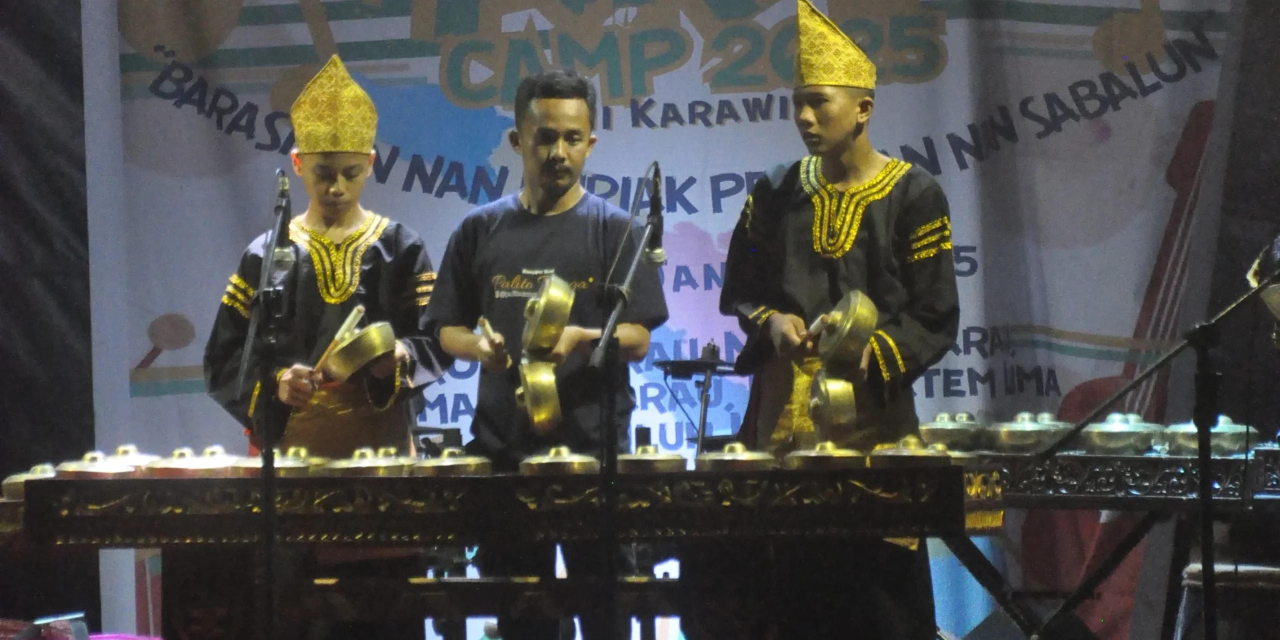 _DSC3574 “Harmoni Tradisi: Keberagaman Pertunjukan Seni di Harau” By pemusik / 17-February-2025 ART CAMP HARI KE 2 Pada hari kedua pelaksanaan kegiatan Art Camp yang jatuh pada Jumat, 17 Januari 2025, suasana semakin meriah dan penuh antusiasme. Acara yang dirancang oleh panitia dari angkatan 2023 ini berhasil membawa agenda Art Camp ke arah yang lebih dalam kompetensi yang spesifik, khususnya dalam memperkaya wawasan peserta tentang musik Nusantara. Tidak hanya itu, para peserta juga diajak untuk mengembangkan kecakapan mereka dalam berinovasi melalui berbagai aktivitas kreatif yang telah dirancang dengan matang. Kombinasi antara pengenalan budaya musik tradisional dan pengasahan kreativitas ini menjadikan Art Camp tidak hanya sekadar hiburan, tetapi juga sebagai sarana pembelajaran yang inspiratif dan bermakna.