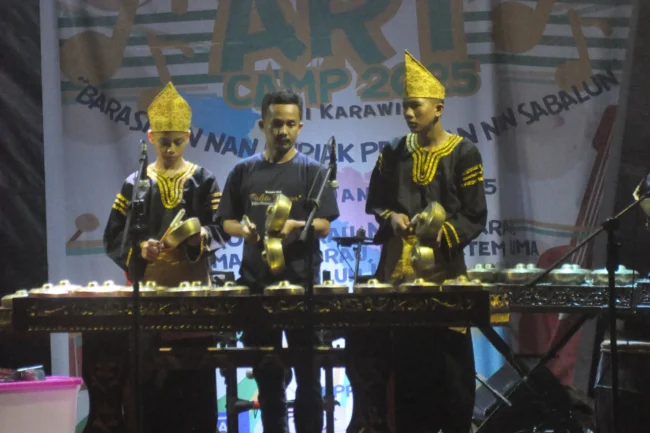 _DSC3574 “Harmoni Tradisi: Keberagaman Pertunjukan Seni di Harau” By pemusik / 17-February-2025 ART CAMP HARI KE 2 Pada hari kedua pelaksanaan kegiatan Art Camp yang jatuh pada Jumat, 17 Januari 2025, suasana semakin meriah dan penuh antusiasme. Acara yang dirancang oleh panitia dari angkatan 2023 ini berhasil membawa agenda Art Camp ke arah yang lebih dalam kompetensi yang spesifik, khususnya dalam memperkaya wawasan peserta tentang musik Nusantara. Tidak hanya itu, para peserta juga diajak untuk mengembangkan kecakapan mereka dalam berinovasi melalui berbagai aktivitas kreatif yang telah dirancang dengan matang. Kombinasi antara pengenalan budaya musik tradisional dan pengasahan kreativitas ini menjadikan Art Camp tidak hanya sekadar hiburan, tetapi juga sebagai sarana pembelajaran yang inspiratif dan bermakna.