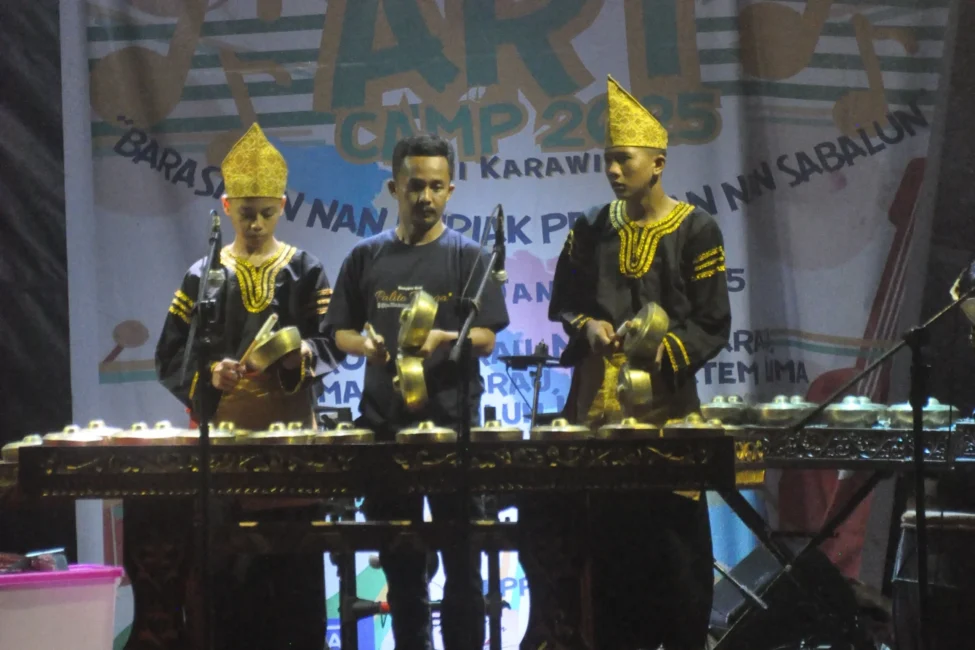 “Harmoni Tradisi: Keberagaman Pertunjukan Seni di Harau” By pemusik / 17-February-2025 ART CAMP HARI KE 2 Pada hari kedua pelaksanaan kegiatan Art Camp yang jatuh pada Jumat, 17 Januari 2025, suasana semakin meriah dan penuh antusiasme. Acara yang dirancang oleh panitia dari angkatan 2023 ini berhasil membawa agenda Art Camp ke arah yang lebih dalam kompetensi yang spesifik, khususnya dalam memperkaya wawasan peserta tentang musik Nusantara. Tidak hanya itu, para peserta juga diajak untuk mengembangkan kecakapan mereka dalam berinovasi melalui berbagai aktivitas kreatif yang telah dirancang dengan matang. Kombinasi antara pengenalan budaya musik tradisional dan pengasahan kreativitas ini menjadikan Art Camp tidak hanya sekadar hiburan, tetapi juga sebagai sarana pembelajaran yang inspiratif dan bermakna.