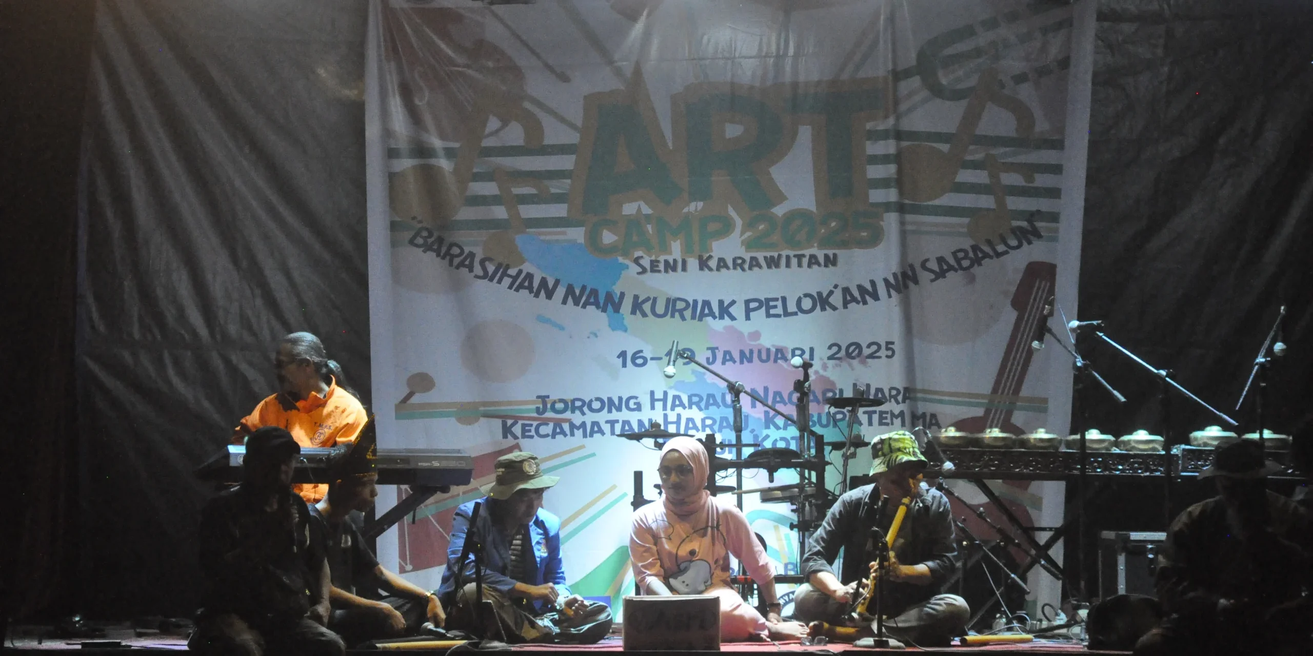 _DSC3728 Pembukaan Art Camp dengan tema "Barasiahan Nan Kuriak Pelokan Nan Sabalun: Upaya Pelestarian dan Pengembangan Musik Tradisi di Era Modern” berlangsung dengan sukses di Lapangan Jorong Harau, Nagari Harau, Kecamatan Harau, Kabupaten Limapuluh Kota. Acara yang digelar pada Kamis, 16 Januari 2025, pukul 20.00 WIB ini berlangsung lancar dan mendapatkan apresiasi dari berbagai pihak