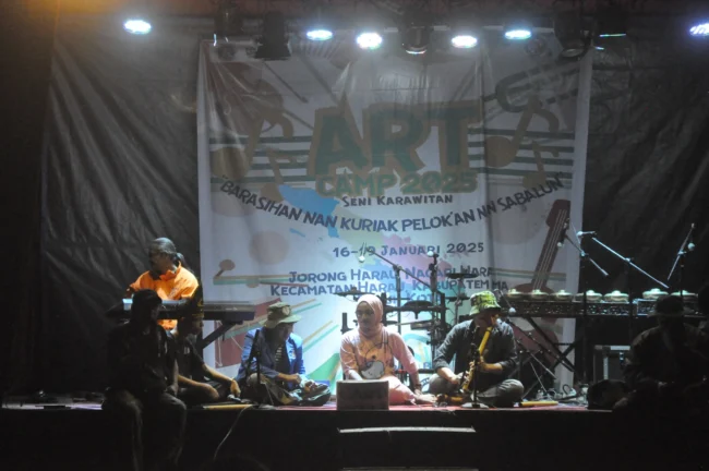 _DSC3728 Pembukaan Art Camp dengan tema "Barasiahan Nan Kuriak Pelokan Nan Sabalun: Upaya Pelestarian dan Pengembangan Musik Tradisi di Era Modern” berlangsung dengan sukses di Lapangan Jorong Harau, Nagari Harau, Kecamatan Harau, Kabupaten Limapuluh Kota. Acara yang digelar pada Kamis, 16 Januari 2025, pukul 20.00 WIB ini berlangsung lancar dan mendapatkan apresiasi dari berbagai pihak