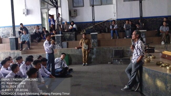 WhatsApp Image 2025-02-17 at 18.01.34 Padangpanjang, 28 Oktober 2024 – Dalam rangka pelaksanaan Program Projek Penguatan Profil Pelajar Pancasila (P5), SMAN 1 Kota Padangpanjang mengadakan kunjungan edukatif ke Jurusan Seni Karawitan. Kegiatan ini bertujuan untuk mengenalkan peserta didik pada kekayaan musik tradisional Nusantara serta memperluas wawasan mereka dalam bidang seni budaya. Kunjungan ini dilaksanakan pada Senin, 28 Oktober 2024, dengan disambut secara langsung oleh Ketua Jurusan Seni Karawitan, Dr. Asep Saepul Haris, S.Sn., M.Sn. Dalam sambutannya, beliau menyampaikan apresiasi yang tinggi atas dipilihnya Jurusan Seni Karawitan sebagai tempat pelaksanaan Program P5. Beliau menekankan bahwa program ini merupakan langkah positif dalam melestarikan seni musik tradisional sekaligus memperkenalkan generasi muda kepada warisan budaya bangsa yang kaya dan beragam.