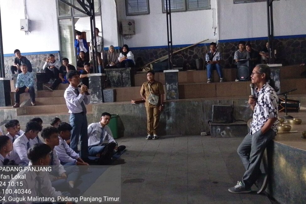 Padangpanjang, 28 Oktober 2024 – Dalam rangka pelaksanaan Program Projek Penguatan Profil Pelajar Pancasila (P5), SMAN 1 Kota Padangpanjang mengadakan kunjungan edukatif ke Jurusan Seni Karawitan. Kegiatan ini bertujuan untuk mengenalkan peserta didik pada kekayaan musik tradisional Nusantara serta memperluas wawasan mereka dalam bidang seni budaya. Kunjungan ini dilaksanakan pada Senin, 28 Oktober 2024, dengan disambut secara langsung oleh Ketua Jurusan Seni Karawitan, Dr. Asep Saepul Haris, S.Sn., M.Sn. Dalam sambutannya, beliau menyampaikan apresiasi yang tinggi atas dipilihnya Jurusan Seni Karawitan sebagai tempat pelaksanaan Program P5. Beliau menekankan bahwa program ini merupakan langkah positif dalam melestarikan seni musik tradisional sekaligus memperkenalkan generasi muda kepada warisan budaya bangsa yang kaya dan beragam.