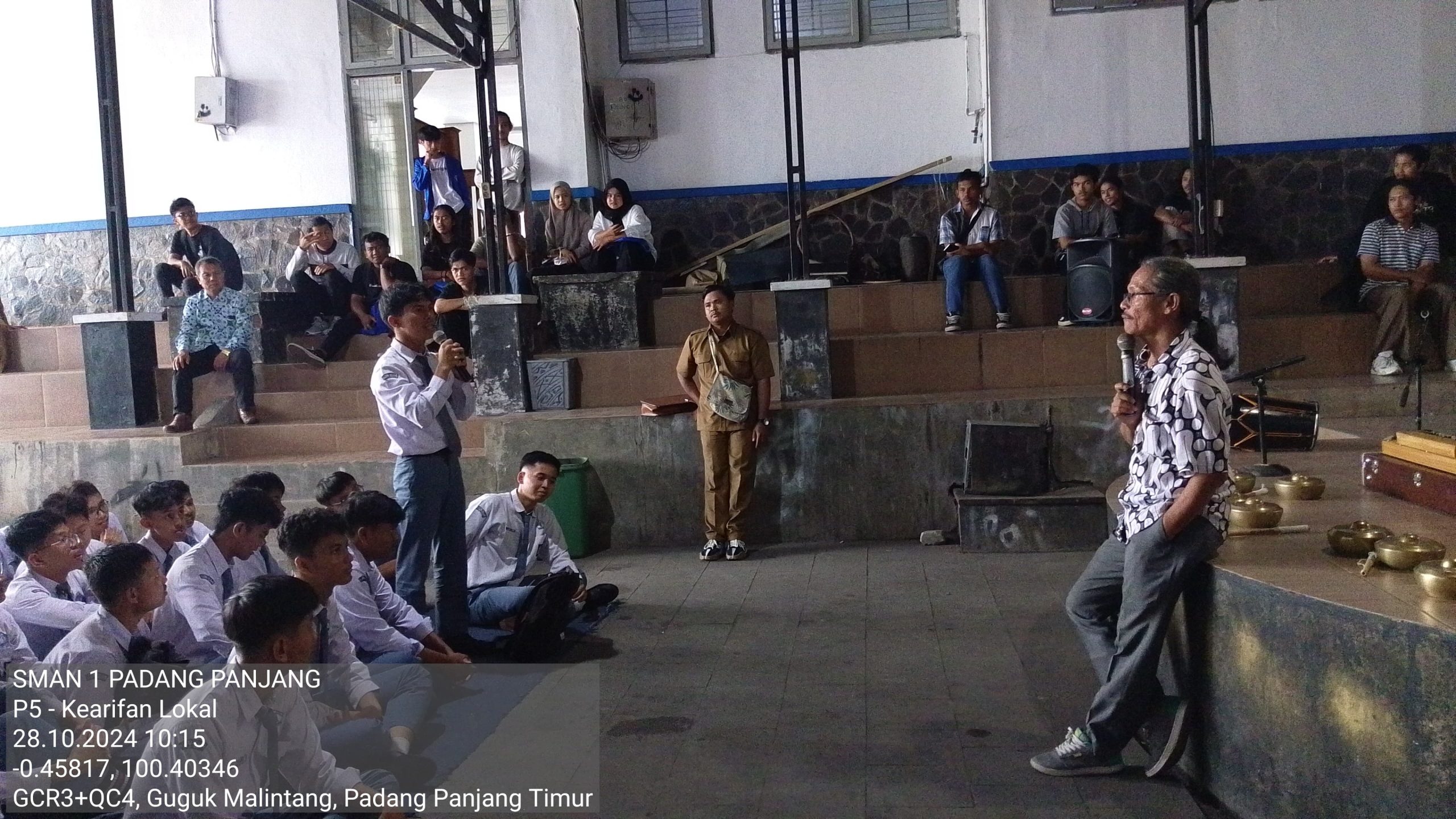 Padangpanjang, 28 Oktober 2024 – Dalam rangka pelaksanaan Program Projek Penguatan Profil Pelajar Pancasila (P5), SMAN 1 Kota Padangpanjang mengadakan kunjungan edukatif ke Jurusan Seni Karawitan. Kegiatan ini bertujuan untuk mengenalkan peserta didik pada kekayaan musik tradisional Nusantara serta memperluas wawasan mereka dalam bidang seni budaya. Kunjungan ini dilaksanakan pada Senin, 28 Oktober 2024, dengan disambut secara langsung oleh Ketua Jurusan Seni Karawitan, Dr. Asep Saepul Haris, S.Sn., M.Sn. Dalam sambutannya, beliau menyampaikan apresiasi yang tinggi atas dipilihnya Jurusan Seni Karawitan sebagai tempat pelaksanaan Program P5. Beliau menekankan bahwa program ini merupakan langkah positif dalam melestarikan seni musik tradisional sekaligus memperkenalkan generasi muda kepada warisan budaya bangsa yang kaya dan beragam.